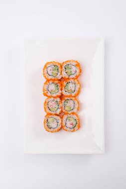 Japon Gıda Restoran, renkli toplar, gunkan ve suşi tabağı. Yemek çubukları, soya sosu, zencefil ve wasabi ile ayarlayın. Beyaz arka plan üzerinde Üstten Görünüm