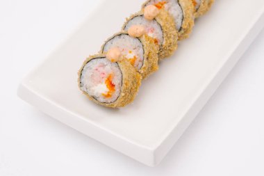 Japon Gıda Restoran, renkli toplar, gunkan ve suşi tabağı. Yemek çubukları, soya sosu, zencefil ve wasabi ile ayarlayın. Beyaz arka plan üzerinde Üstten Görünüm