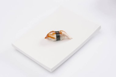 Bir taze somon balığı suşi beyaz tabakta üstüne havyar ile portre bileşimi. Beyaz arka plan. Üstten Görünüm. Yakın çekim