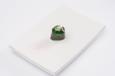 Bir taze somon balığı suşi beyaz tabakta üstüne havyar ile portre bileşimi. Beyaz arka plan. Üstten Görünüm. Yakın çekim