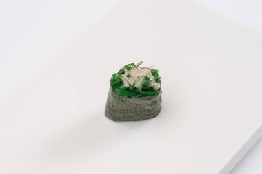 Bir taze somon balığı suşi beyaz tabakta üstüne havyar ile portre bileşimi. Beyaz arka plan. Üstten Görünüm. Yakın çekim