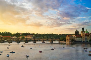 Görünümü üzerinde bir bulutlu gökyüzü günbatımı, ünlü Charles Köprüsü'nün. Charles Köprüsü Old Town Lesser Quarter için bağlanma Prag'da Vltava Nehri geçen bir tarihi Gotik tarzındaki taş köprüdür