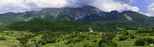 山にスロベニア語の田舎の小さな村とバック グラウンドで曇り空と緑豊かな渓谷の美しいパノラマの景色 ハイキングと幸福のためのコンセプト — ストック写真