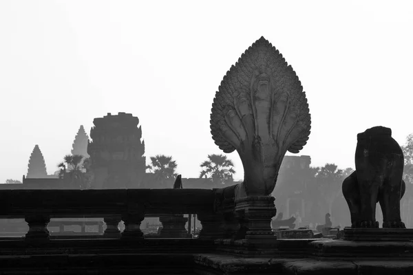 Angkor Wat, Kamboçya Angkor Thom, Siem Reap Unesco Dünya Mirası listesinde 1992'de hemen her yerine yazılmıştır.