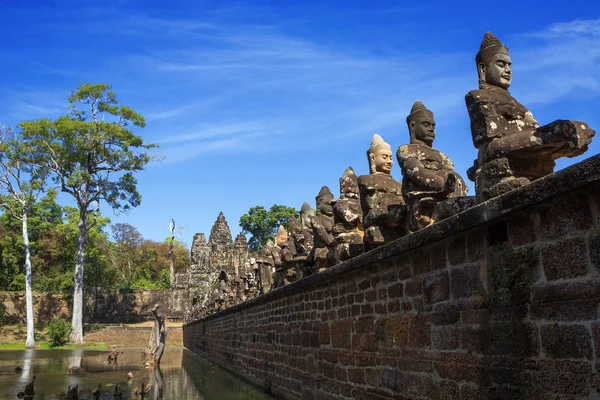 Angkor Wat, Kamboçya Angkor Thom, Siem Reap Unesco Dünya Mirası listesinde 1992'de hemen her yerine yazılmıştır.
