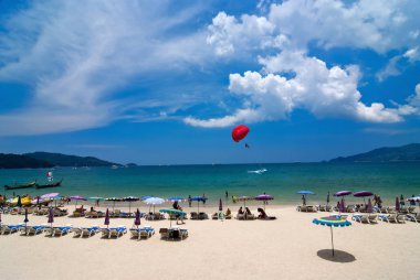 güzel bir plaj ve tropikal deniz, Phuket, Tayland.