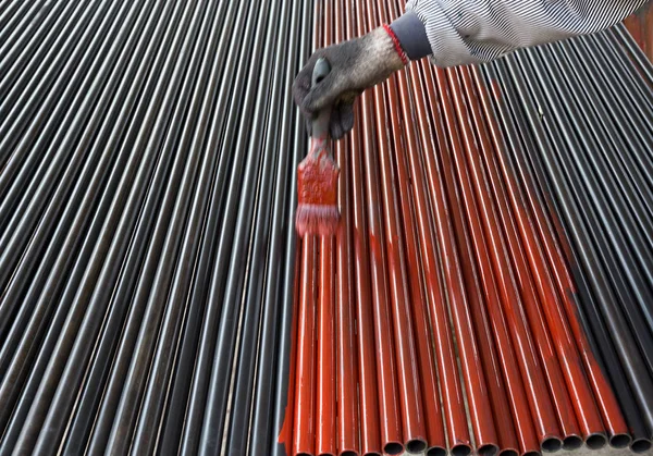 Bauarbeiter Streichen Stahlstangen — Stockfoto
