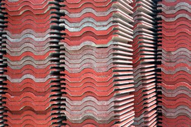 Çatı kiremit İnşaat için renkli yığınları.