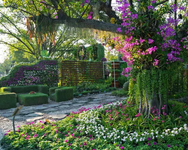 The vertical garden that blends the natural beauty of the park.