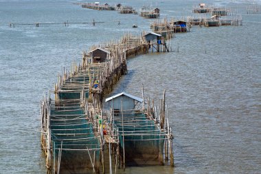  Balık kafesleri, Haliç Laem Sing, Chanthaburi, Tayland.