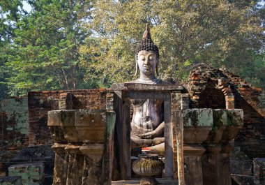 Büyük Buda wat sri dostum Sukhothai Tayland tarihi Parkı.
