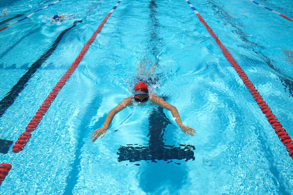Piscina Con Nuotatore — Foto Stock
