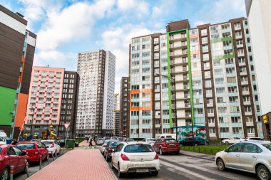 St. Petersburg, Rusya. Yeni binalar ve Kudrovo alanında yeni daire görünümünü