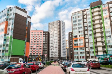 St. Petersburg, Rusya. Yeni binalar ve Kudrovo alanında yeni daire görünümünü