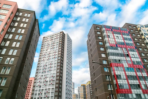 St. Petersburg, Rusya. Yeni binalar ve Kudrovo alanında yeni daire görünümünü
