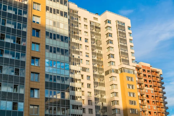 St. Petersburg, Rusya. Yeni binaların ve yeni dairelerin manzarası