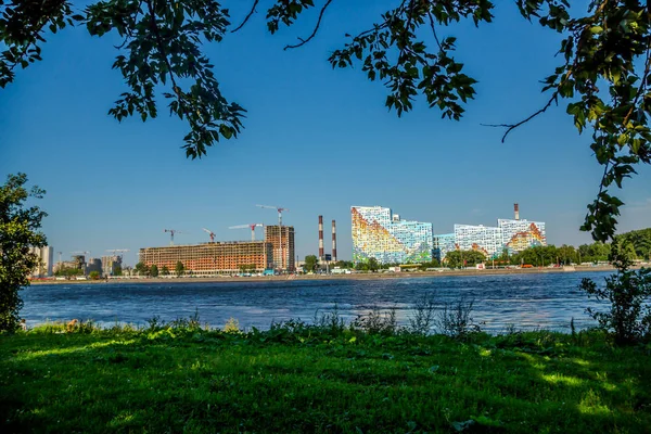 圣彼得堡 俄罗斯 新的大厦 新的公寓和河的看法 — 图库照片