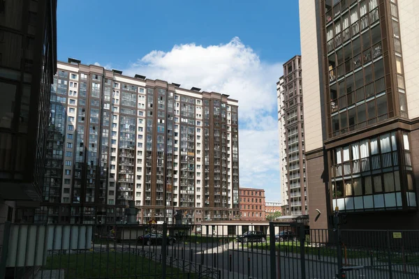 St. Petersburg, Rusya. Yeni binaların ve yeni dairelerin manzarası