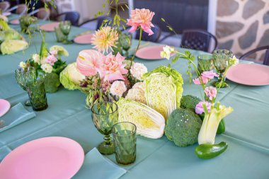 Şaşırtıcı Dekoratif Bir Görüntü İçin Taze Sebzeler ve Çiçekler içeren Güzel Düzenlenmiş Masa Masası