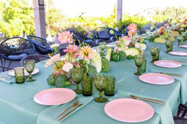 Zarif Çiçek Düzenlemeleri ve Pastel Masa Dekorasyonları ile Cazip Açık Yemek Kurumu Çevrelenmiş Yeşillik