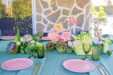 Canlı Çiçek ve Mutfak Düzenleme Taze Sebzeler, Pembe Çiçekler ve Güzel Yemek Deneyimi İçin Zarif Masa Ayarları