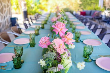 Zarif Açık Masa Ayarları Bir Davet Toplama Deneyimi İçin Canlı Çiçekler ve Dekoratif Camlarla süslenmiştir