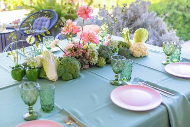 Canlı bir Masa Düzenlemesi Taze Sebzeler ve Çiçekler Açık Hava Ayarları Toplama ve Kutlamalar İçin Mükemmel