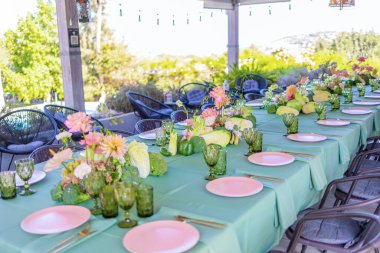 Lüks Çiçek Düzenlemeleri ve Serene Garden 'da neşeli bir toplantı için Renkli Masa eşyasıyla Zarif Açık Yemek Ayarları