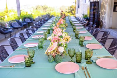 Çiçekli Masa Masası ve Zarif Cam Takımları, Açık Hava Toplama ve Kutlamalar İçin Mükemmel