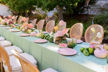 Çiçek Masası, Yumuşak Renk Paleti ve Modern Kutlamalar ve Toplantılar için Çağdaş Ambians Davet İdeal Açık Yemek Ayarları