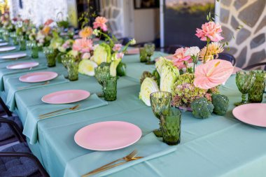 Pembe Tabaklar, Yeşil Camlar ve Renkli Çiçek Düzenlemeleri ile Zarif Yemek Masası Lüks Toplama Deneyimi
