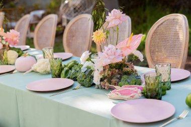 Çiçek Masası, Pastel Tabaklar ve Yeşillik Bahçe Ortamı 'nda Taze Sebzeler ile Zarif Açık Yemek Ayarları