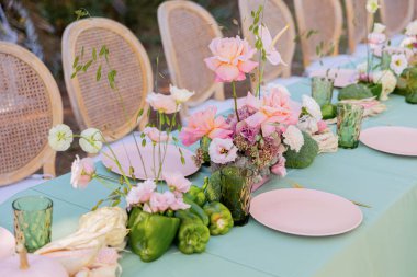 Renkli Çiçekler ve Taze Sebzeler Özellikli Bir Masa Ayarlaması Özel Toplanma veya Kutlama İçin Mükemmel