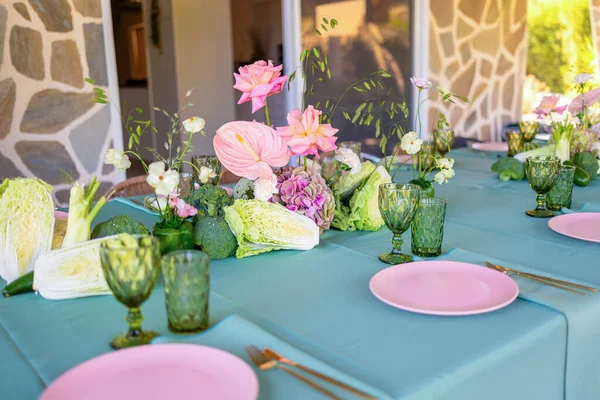 Canlı Bir Masa Ayarlama Taze Çiçekler ve Yeşillik, Bir Kutlama Toplama için ideal ya da Zarif Masa Eşyaları ile Zarif Akşam Yemeği Partisi
