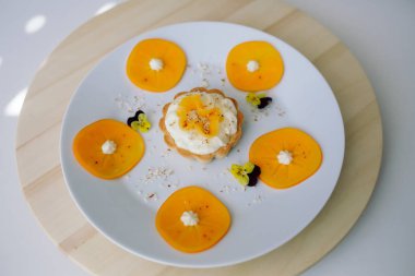 meyve, krem, Erik, çiçekler, nane, badem ile tatlı tart