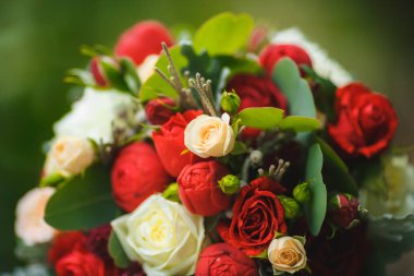 closeup muhteşem düğün kırmızı, krem ve beyaz gül buketi