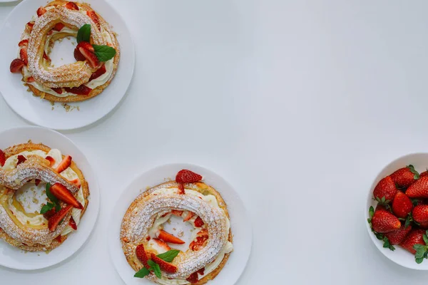 Pasteles Repostería Paris Brest Con Fresas Almendras Nata Azúcar Polvo Imágenes De Stock Sin Royalties Gratis