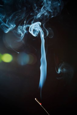 Soyut Mavi duman renkli noktalar bokeh bir aromatik sopa gelen siyah zemin üzerine
