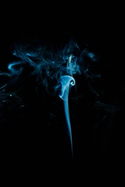 Bir aromatik sopa gelen siyah arka plan üzerine izole Soyut Mavi duman