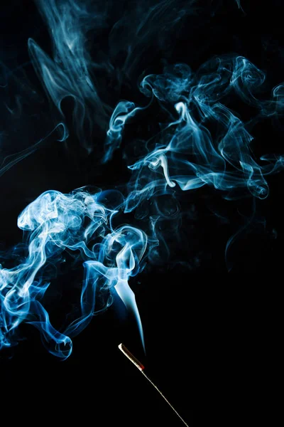 Absztrakt Kék Füst Elszigetelt Fekete Háttér Egy Aromás Botokat — Stock Fotó