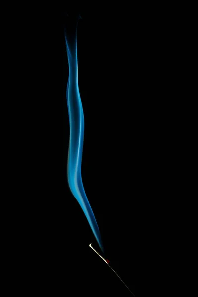 Absztrakt Kék Füst Elszigetelt Fekete Háttér Egy Aromás Botokat — Stock Fotó