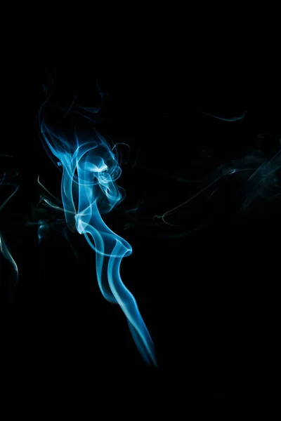 Fumul Albastru Abstract Izolat Fundal Negru Dintr Bețiv Aromatic — Fotografie, imagine de stoc