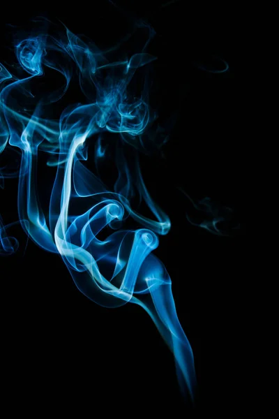 Abstrakter Blauer Rauch Isoliert Auf Schwarzem Hintergrund Von Einem Aromatischen Stockfoto