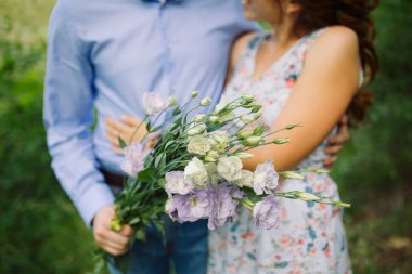 Beyaz eustoma çiçek kız hugs bir adam elinde