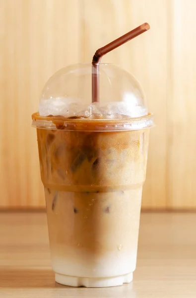 Iced Koffie Latte Klaarmaaltijden Plastic Glas Houten Achtergrond — Stockfoto