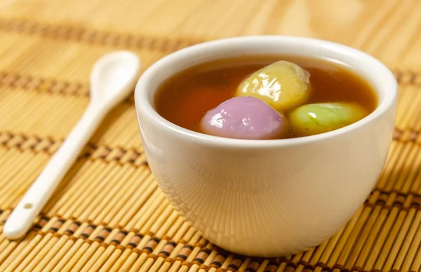 Çin tatlı yapışkan pirinç topları ile siyah susam son (Tang Yuan)