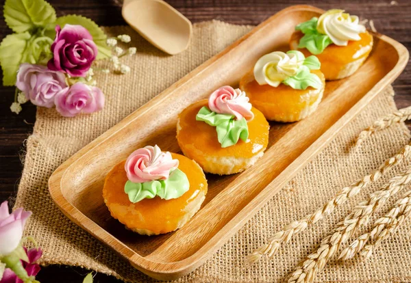 Leckere Vintage Cupcakes Auf Holztablett Mit Blumen — Stockfoto