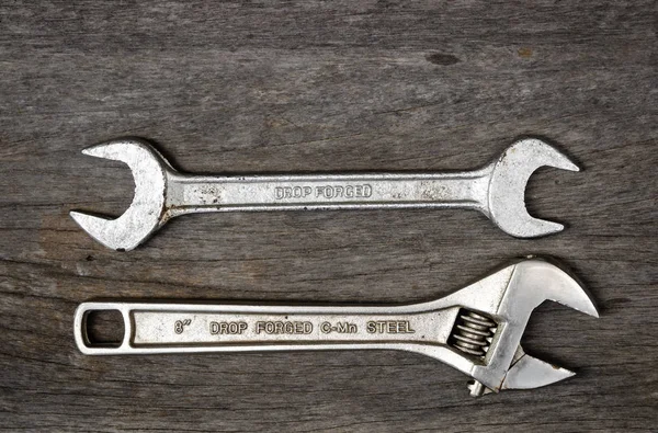 Ahşap Arka Plan Yaşlanma Üzerinde Eski Anahtarı Çelik Araçları — Stok fotoğraf