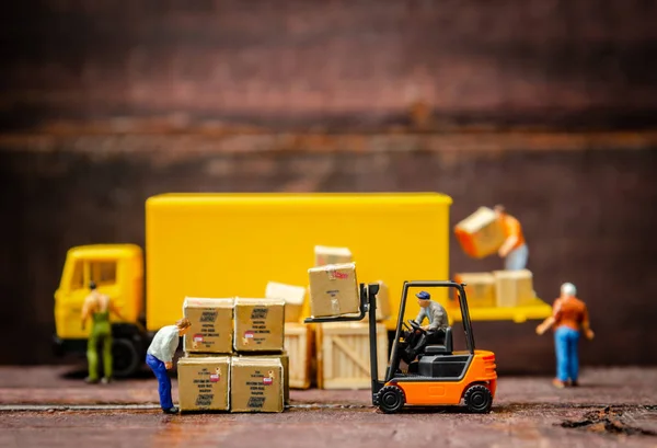 minyatür ambarı işçilerin forklift taşıma ürünler kutusuna yarı kamyon römork .logistics ambar navlun taşıma konsepti ile