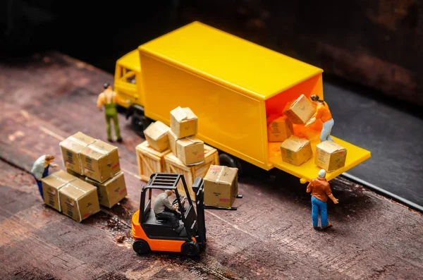 Εργάτες Αποθήκης Μινιατούρα Περονοφόρα Θήκη Μεταφοράς Εμπορευμάτων Κουτί Ημι Φορτηγό — Φωτογραφία Αρχείου